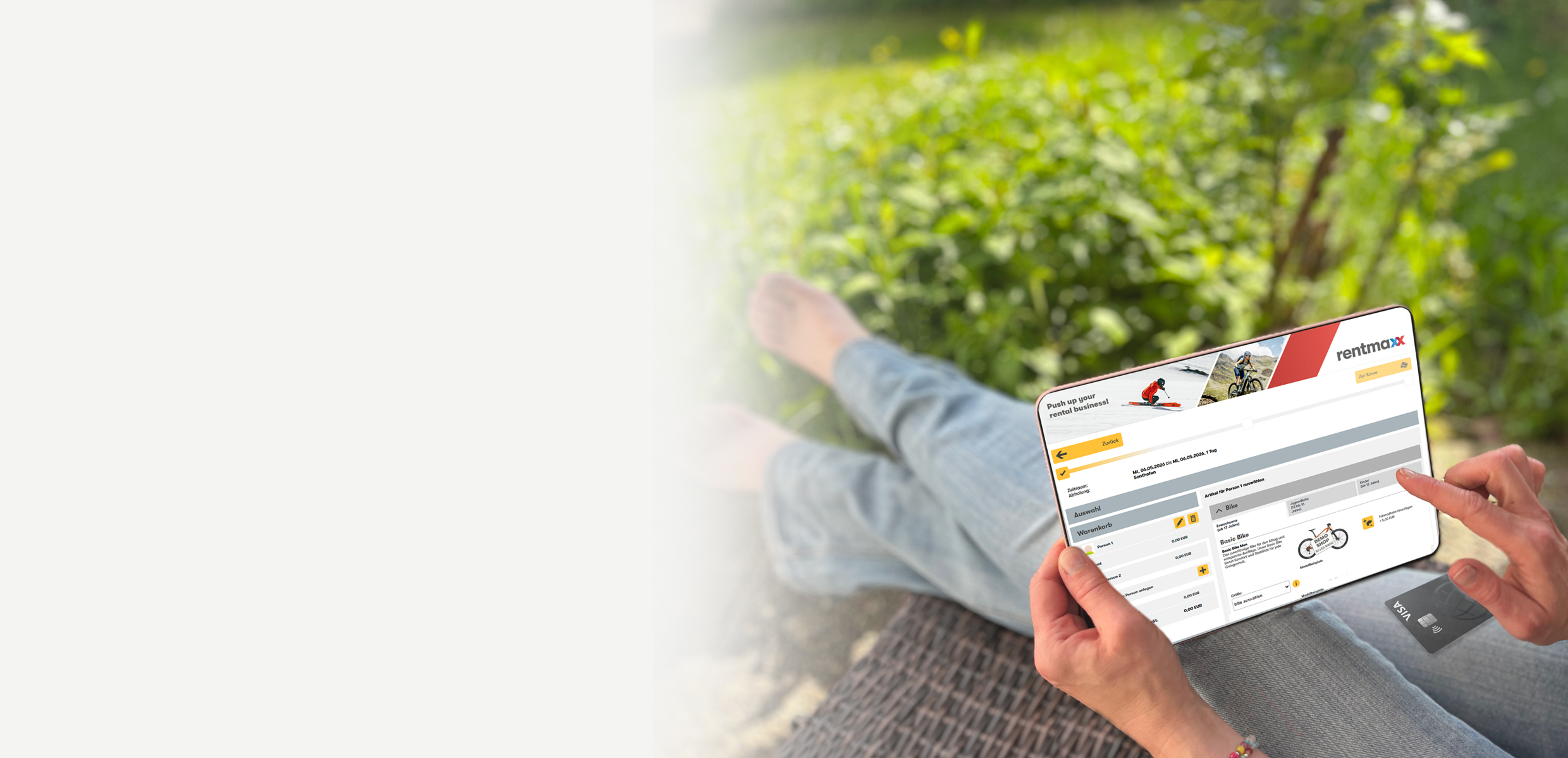 Person sitzt entspannt am Kaminfeuer mit weihnachtlicher Stimmung  und hält Tablet mit Testversion von Rentmaxx Online Buchung.